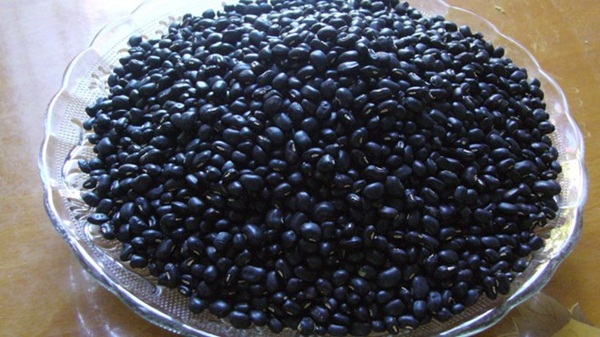 Giảm cân không phanh bằng cách mỗi ngày ăn 10 hạt đậu đen ngâm với thứ này thôi đấy