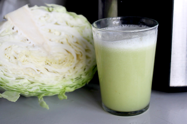 Ép rau cải bắp lấy nước để uống theo cách này, bạn sẽ “há hốc mồm” khi thấy điều kì diệu xảy ra