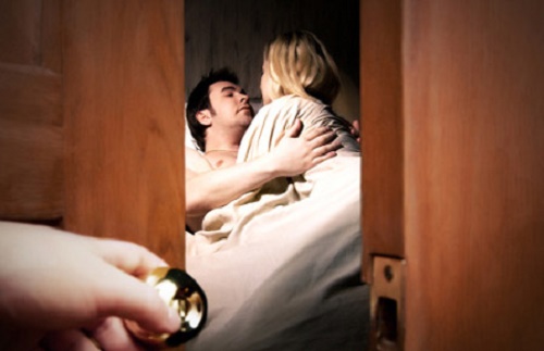 Biết chồng ngoại tình với ô sin, vợ chỉ ầm thầm để thứ này dưới ga giường và cái kết ngoài sức tưởng tượng