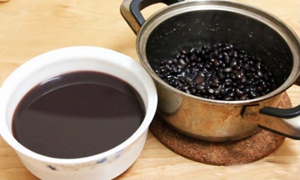 “Da trắng như tuyết, tóc đen như gỗ mun” nhờ dùng 1 nắm đậu đen làm theo cách này