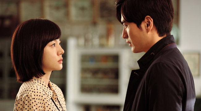 ’Cô ngủ với chồng tôi để cho có bầu rồi lại kêu tôi nuôi con của 2 người mà nghe được à!’