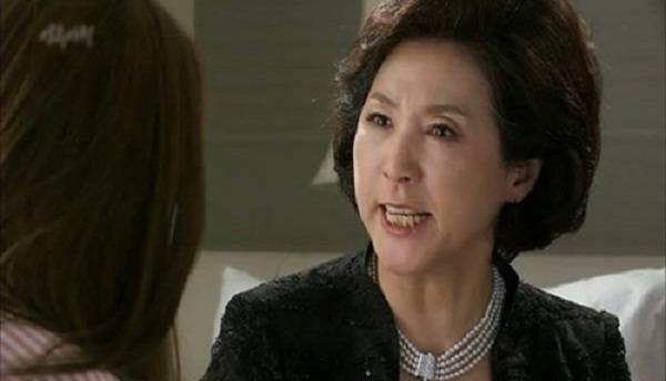 Thấy con dâu ngồi ăn cơm chan nước mì tôm, mẹ chồng bực quát: ’Loại chồng đấy bỏ quách đi cho xong, tiếc làm gì’