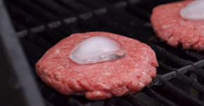 Đặt 1 viên đá lên miếng thịt bò rồi nướng, điều kì diệu sẽ xảy ra...