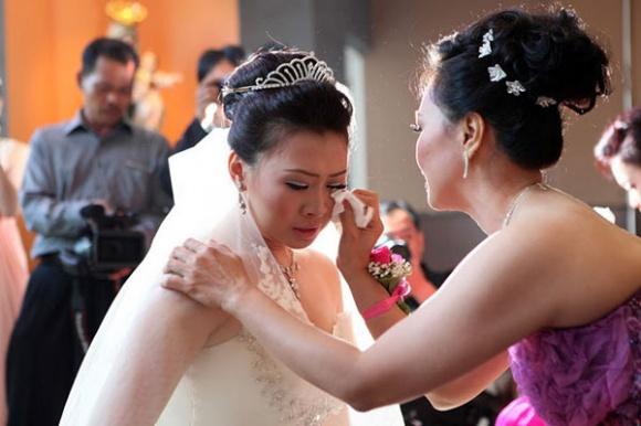 Ngày cưới, tôi chết sững khi nhận món quà đặc biệt của người bạn "đã từng rất thân"