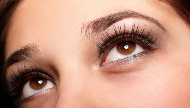 Mi dài hơn cả đi nối ngoài tiệm, đẹp như búp bê nhờ dùng 1 viên vitamin E vào mỗi buổi tối