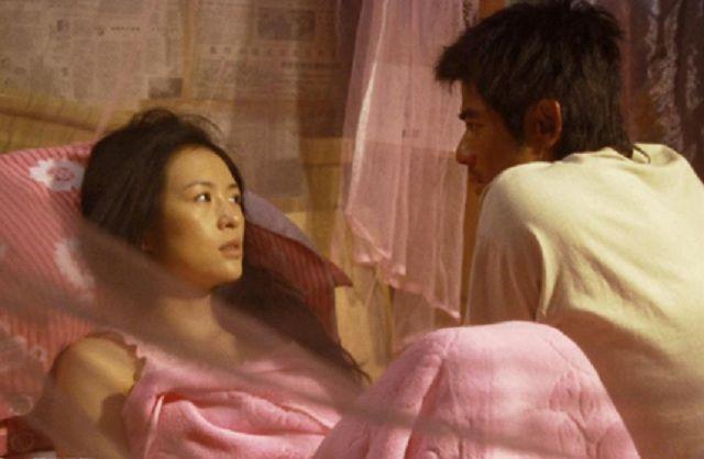 Đêm tân hôn mất ngủ vì món quà trăm triệu của người tình cũ, chồng bảo “em cứ nằm đấy chờ để anh xử đẹp hắn cho”