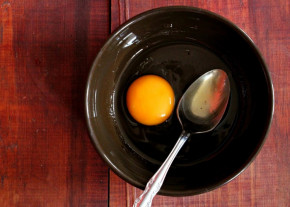 Cách đắp mặt nạ trứng gà cho da trắng mịn, hết mụn mà không sợ bị tanh