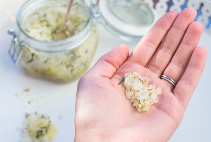 Bào vỏ chanh rồi trộn với muối, răng trắng bóng, sâu răng đau buốt cũng tự khắc khỏi