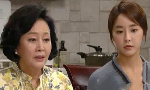 Thấy con trai chê vợ xấu không cho đi dự tiệc cùng, mẹ chồng tức tối rỉ tai con dâu: ’Đi với mẹ, đảm bảo lát nữa nó phải quỳ dưới chân con’