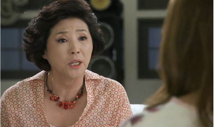 Bi hài chuyện con dâu rủ mẹ chồng đi đánh ghen, nhưng vừa tới nhà nghỉ, bà đã chui tọt vào toilet nói vọng ra ‘Giữ nguyên hiện trường chờ mẹ ra giải quyết’