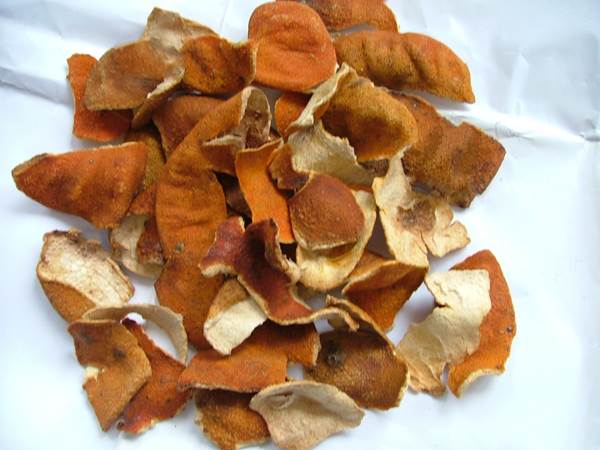 Cách lột sạch mụn đầu đen và mụn cám nơi cánh mũi, trán và cằm bằng vài chiếc vỏ cam phơi khô