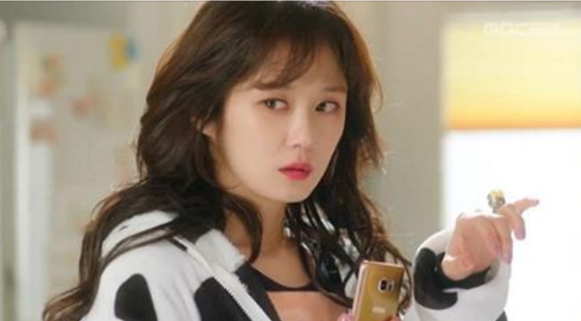 Nửa đêm tỉnh giấc thấy người đàn ông lạ hoắc nằm bên cạnh, cô vẫn bình tĩnh chụp vài kiểu selfie rồi bảo: &rsquo;Đừng tưởng tôi sợ, hôm nay thì ra bã nhé&rsquo;