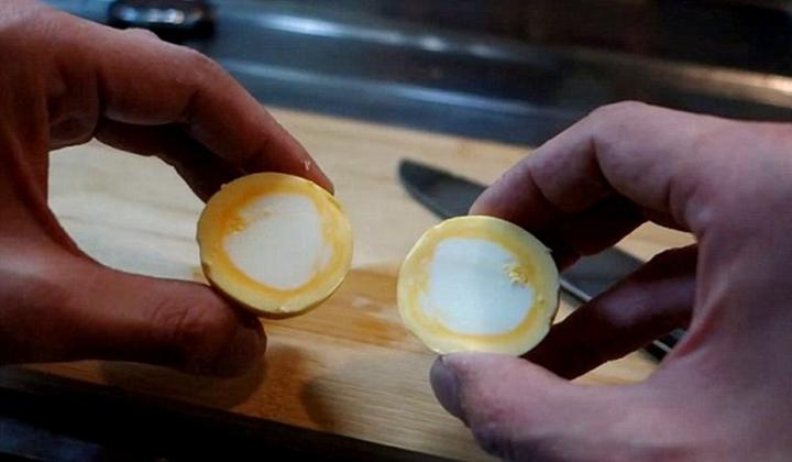 Bí quyết luộc trứng hoán đổi lòng đỏ ra ngoài lòng trắng vô trong vừa đơn giản, dễ làm lại có nhiều hơn chất dinh dưỡng