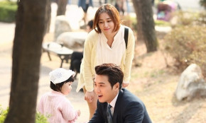 Chồng rơi nước mắt khi thấy vợ ôm con riêng của mình và bồ nựng nịu: &rsquo;Làm con gái của mẹ nhé&rsquo;