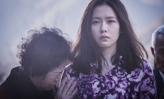 Thấy con dâu điên dại vì chồng và con qua đời, mẹ chồng đau đớn níu tay bảo: ‘Mạnh mẽ lên con, nhất định phải sống cho mình!’