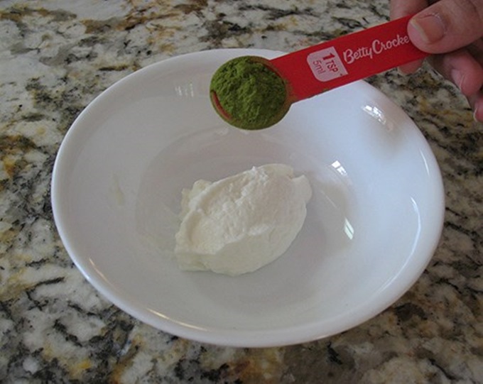 Mặt nổi đầy mụn và vết thâm cứ bôi sữa chua lên theo cách này là sạch mịn, da đẹp chỉ trong 1 đêm