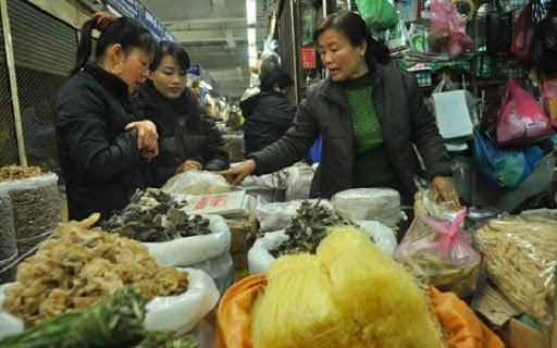 Các mặt hàng chắn chắn sẽ "đắt sắt ra miếng" khiến tiểu thương tranh thủ "ôm hàng" dịp cận tết buôn 1 bán 5-10