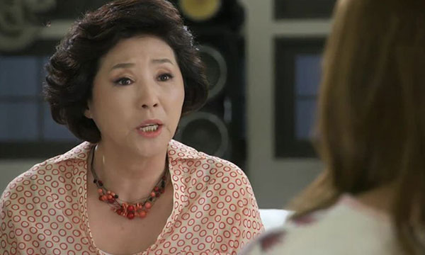 Mẹ chồng đặt vào tay con dâu chiếc váy hở ngực rồi bảo: &rsquo;Ra đó nhớ õng ẹo, lả lướt mới có khách con nhé!&rsquo;