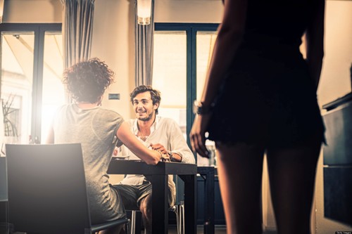 Biết chồng ngoại tình, vợ thuê ngay đầu gấu đến: "Anh mê con bồ cũ của tôi thế thì đưa tiền đây tôi bán ảnh nóng của nó cho"