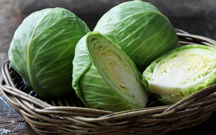 Luộc cải bắp để ăn, cô gái nghịch dại lấy nước luộc rau để rửa mặt không ngờ kết quả lại “sốc” đến vậy