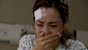 "Bác sĩ! Bác sỉ chỉ cần cứu con tôi thôi, còn cô ta thì tính sau!"