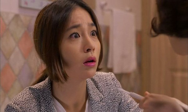 Kéo cái áo ngực cao lên đi em, miếng độn ngực thòi cả ra kìa!