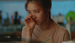 Vợ khóc nghẹn khi thấy chồng chong đèn dán lại từng mảnh tờ đăng ký kết hôn mà chị đã xé nát