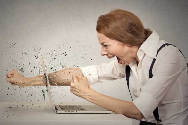 Bi hài chồng dặn vợ: ‘Máy anh bị virut, em đừng bật nhé!’ Vợ khinh khỉnh bảo: ‘Yên tâm, hôm nay bà sẽ diệt sạch con virut nào dám cướp chồng bà’