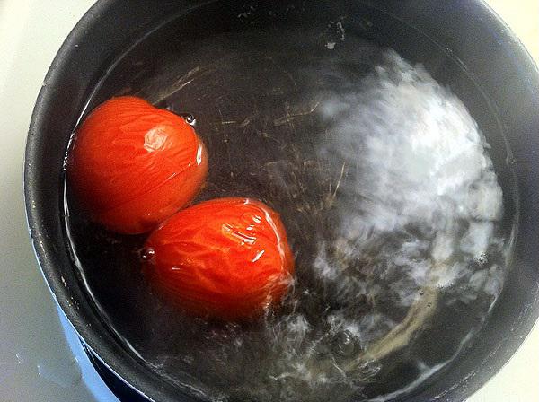 Vẫn là cà chua nhưng phải luộc chín rồi đắp như thế này, da bật lên 2 tông, dù ngăm đen cũng trắng như em bé sau 1 lần