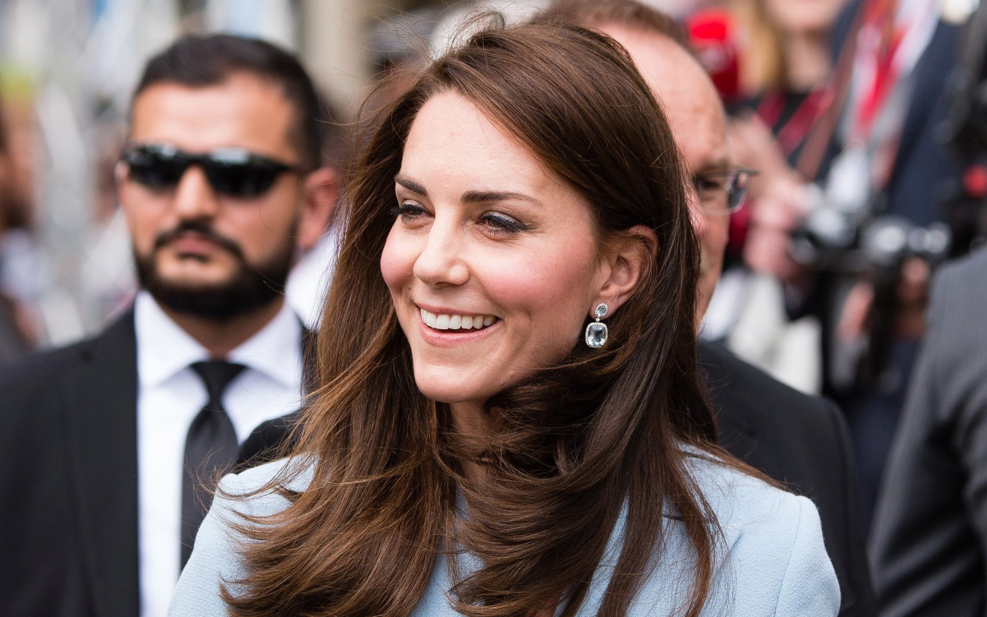 Công nương Kate mê mẩn gel xịt tóc bình dân giá chỉ 12 USD