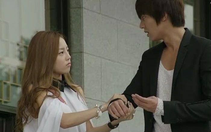 Em đang chiều khách đấy, anh đừng có mà ghen…