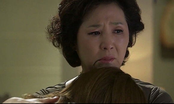 Thấy con dâu khóc vì chồng ngoại tình, mẹ chồng mắng: &rsquo;Chồng của mình, không dùng thì cũng cho chúng nó 1 trận, lành làm gáo, vỡ về ở với mẹ&rsquo;