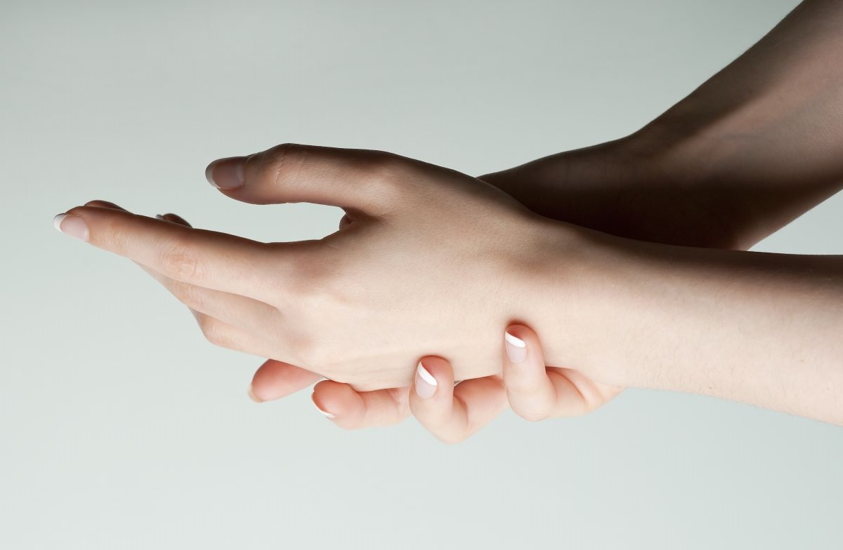 NĂM MỚI ĐẾN, HÃY “CHIA TAY” NGAY 5 LÍ DO KHIẾN DA TAY DƯỠNG MÃI KHÔNG TRẮNG NÀY