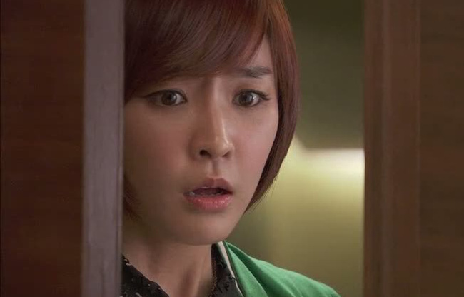 Chồng đang giật tung cúc áo tình cũ thì nghe thấy giọng vợ: ‘Tiếp tục đi, tôi đang được facetime, xem phim nóng của anh đây nè!’