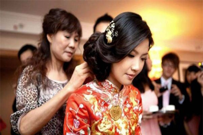 Chưa kịp mừng vì được mẹ chồng tặng nhẫn kim cương, cô dâu tái mặt khi chồng nói: &rsquo;Mẹ chỉ cho mượn thôi, ăn tiệc xong nhớ tháo ra nhé&rsquo;