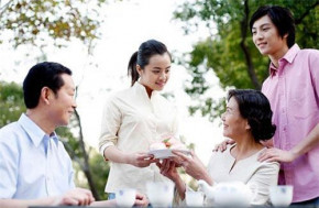 Xin về quê ăn Tết, mẹ chồng nguýt dài 1 câu: &rsquo;Lấy chồng là phải ở nhà chồng, Tết nhất lo cho bên nội hoàn tất rồi muốn đi đâu thì đi&rsquo;