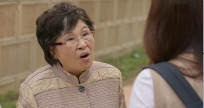 Mẹ chồng trợn mắt bảo: ‘Mẹ chỉ có một, con vợ này phải bỏ’, con dâu thong thả: ‘Mẹ đã bao giờ nói câu này với bố chưa ạ?’