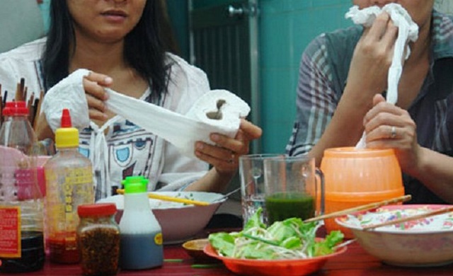 Cứ vô tư dùng giấy vệ sinh kiểu này thì đừng nói sao cứ bị trĩ, vùng kín VIÊM NHIỄM nặng chữa hoài không khỏi