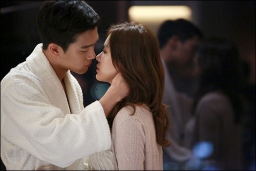 Sau lần cuồng nhiệt ấy, chị nghe cậu nhân viên kém gần 10 tuổi nói: ’Làm vợ anh nhé’