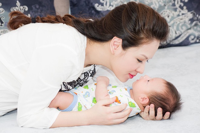 Bí quyết chăm sóc da mặt sau sinh trắng hồng mà không ảnh hưởng đến mẹ và em bé