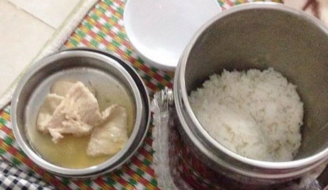 Phàn nàn bữa cơm cữ mẹ chồng nấu vỏn vẹn vài lát thịt lõng bõng nước, nàng dâu trẻ bị mắng tơi bời