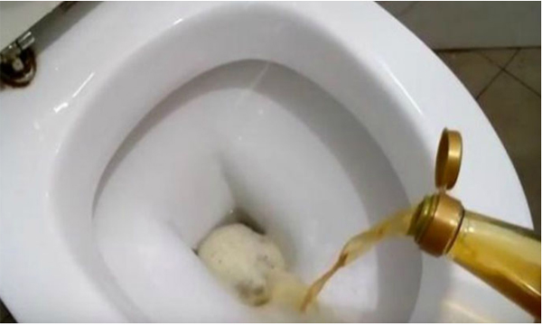 Nhà vệ sinh lâu năm gây mùi khó chịu: Không cần kỳ cọ kỹ vẫn ‘sạch, thơm như mới’ với 7 mẹo nhỏ này