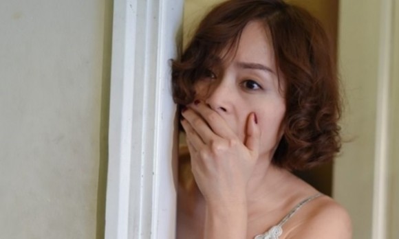 Tìm thấy chiếc váy ren đỏ giấu trong góc tủ, cô gái phát hiện sự thât ghê tởm của chồng