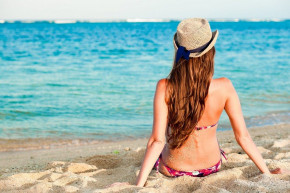 5 Quy tắc chăm sóc tóc “buộc phải nhớ” khi đi biển để tóc khỏi bị khô, rối, rụng và phai màu nhuộm