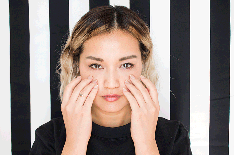 5 Cách massage mắt giúp đánh tan quầng thâm, bọng mỡ và nếp nhăn cho đôi mắt khoẻ đẹp