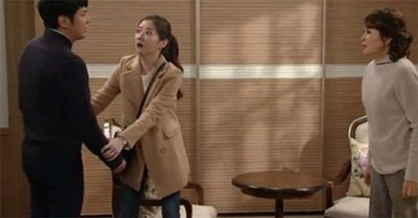 Thấy bồ của con trai vác bụng bầu đến ghen ngược, mẹ chồng nháy con dâu: Thả chó, tiễn ‘vong’