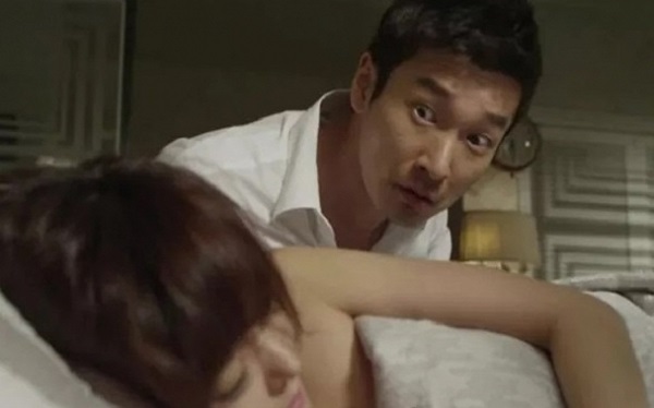 Nhân tình nằm hơ hớ trên ghế mời gọi tôi cũng chẳng thèm để mắt bởi vì…