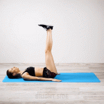 6 phút nằm trên giường tập bụng kiểu này là có ngay eo thon đi chơi hè ngay