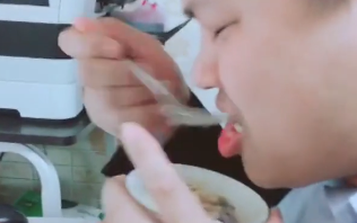 ĐÁNG YÊU: Anh chồng mếu máo khóc vì bị vợ ép… ăn chè: “Suốt ngày nấu bắt người ta ăn, bảo sao không lên cân”