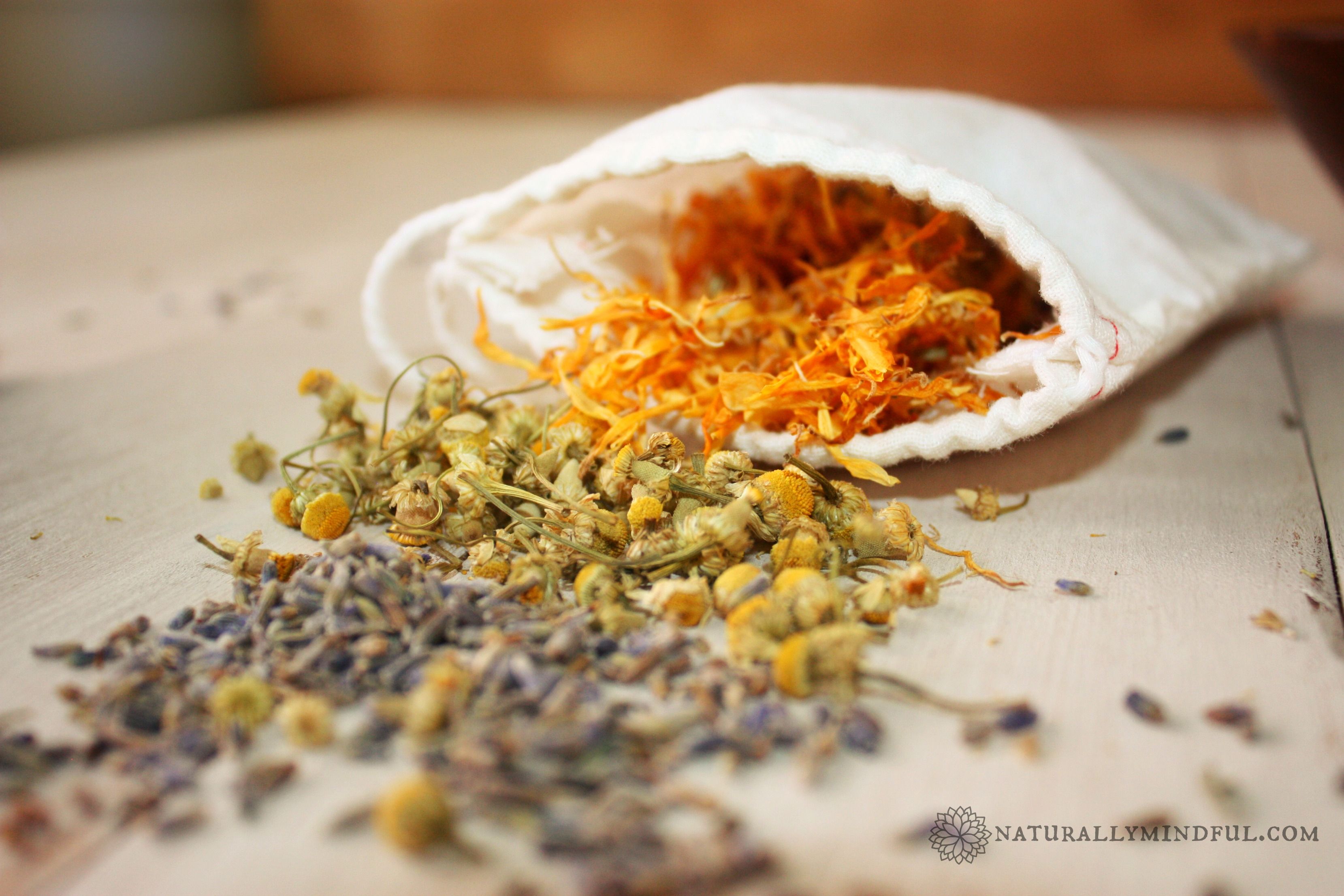 Tự làm túi gội đầu thảo dược tự nhiên giúp kích thích mọc tóc và mềm mượt tóc hiệu quả